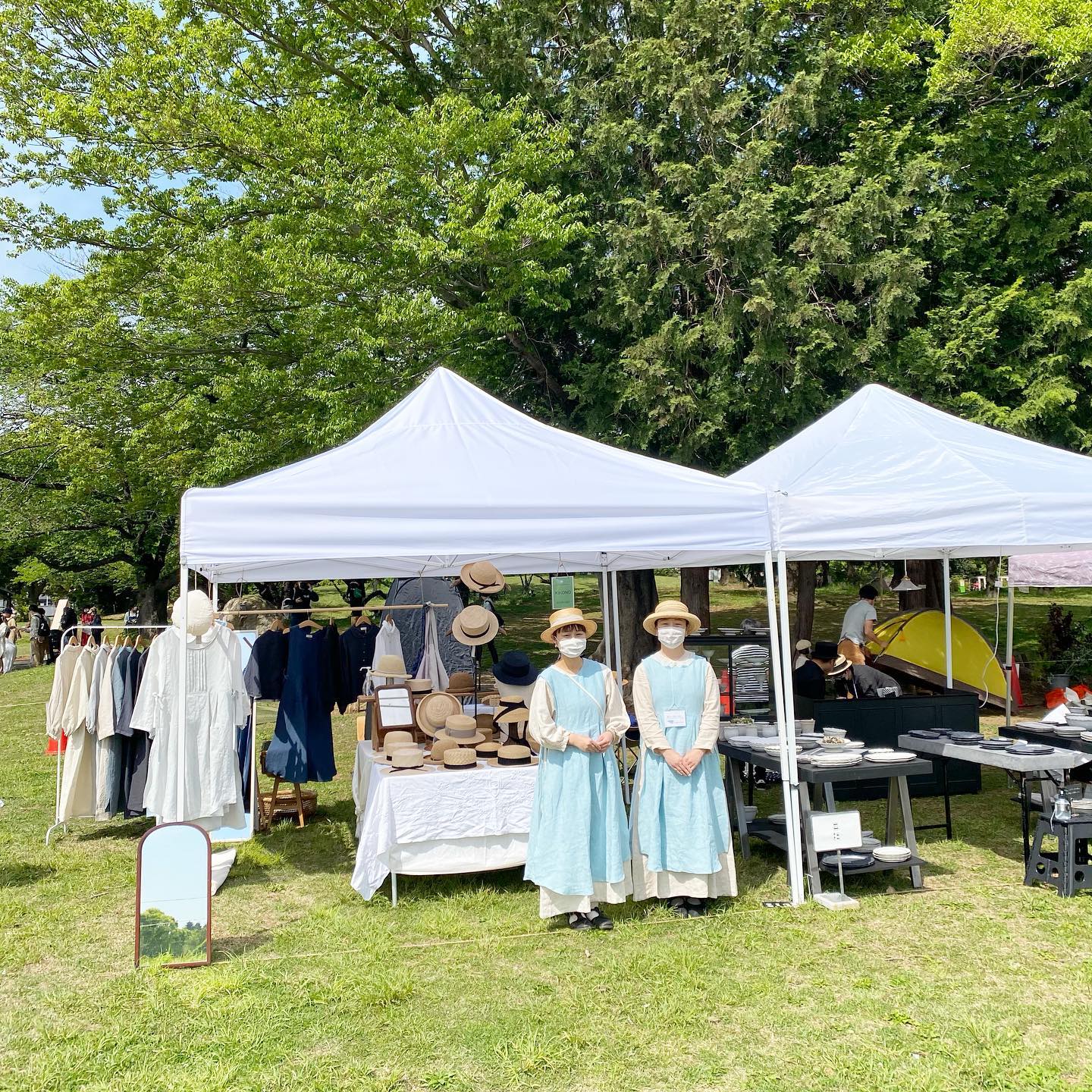 ・暮らすトコロマーケット@kuratoko_market ・きらきらした快晴のお天気のなか無事に初日を迎えました・このご時世の中、ここに立たせていただいている事が主催者ご一同様に感謝の気持ちでいっぱいです・そして何より足をお運びくださったお客様、心より、ありがとうございました・皆様とお会いし、挨拶やお話しが出来ることが本当に嬉しくて幸せです・KIKONOの帽子や洋服達もたくさんの方に喜んでいただき、これからご主人様のもとで末長く活躍してくれることを祈ります・・明日は2日目、KIKONOは今日のみの出店予定でしたが、なんと明日も出店させていただける事になりました(都内のイベントが中止になり暮らトコ主催者様のお気遣いをいただきました)・なので明日も皆様に喜んでいただける様にお品も満タンにしてがんばります・是非ご来場お待ちしております・・写真は川越から出店のいつもお世話になっている素敵なお店の方々と・・