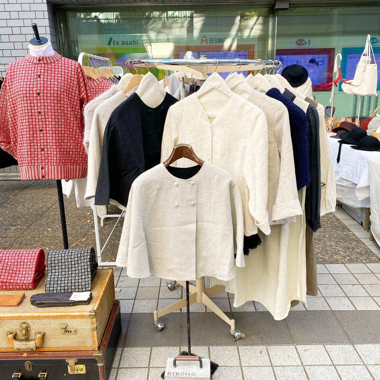 おはようございます・本日は赤坂蚤の市に出店します・@akasaka.nominoichi2014 ・11:00から17:00まで・広場には目移りしてしまうほど素敵な品々が並んでいてわくわくします・・これから来る冬に備えて身も心もあたたまるアイテムをさがしに是非いらしてくださいね・・