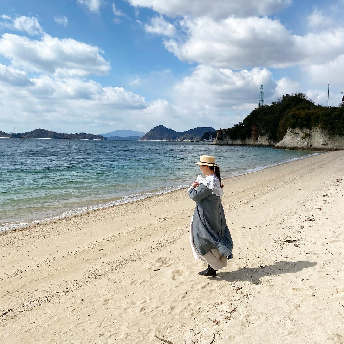 福岡出店の旅から戻り、会う方々に「いろんな所に行ってきたね」や「大冒険だね」などお声をかけていただき嬉しいです・行きは東京湾からフェリーに乗り、帰りは陸路で瀬戸内海の海岸沿いを車を走らせ広島や倉敷、そして京都に立ち寄りました・地図の名前でしか見た事がなかった土地に立ち日本の広さや距離感を意識できた事自然のうつくしさを肌で感じられた事・・行動の全てに意味があって感覚を養うためにたくさんの場所にこれからも訪れていきたいと思っています・旅の記録・楽しかった第一位の海岸でビーチコーミングの風景を写真の一枚目にしてみました・１ 瀬戸内海の海岸　広島県竹原市２ フェリーからの眺め　高知県室戸沖３ 太宰府天満宮　福岡県太宰府市４ うきは市の街並み　福岡県うきは市５ 大濠公園　福岡県福岡市６ 門司港駅舎　福岡県北九州市７ 関門海峡の眺め　福岡県北九州市８ 呉の工場　広島県呉市９ 瀬戸内海の島々　岡山県倉敷市より１０ 青蓮院　京都府京都市・・・