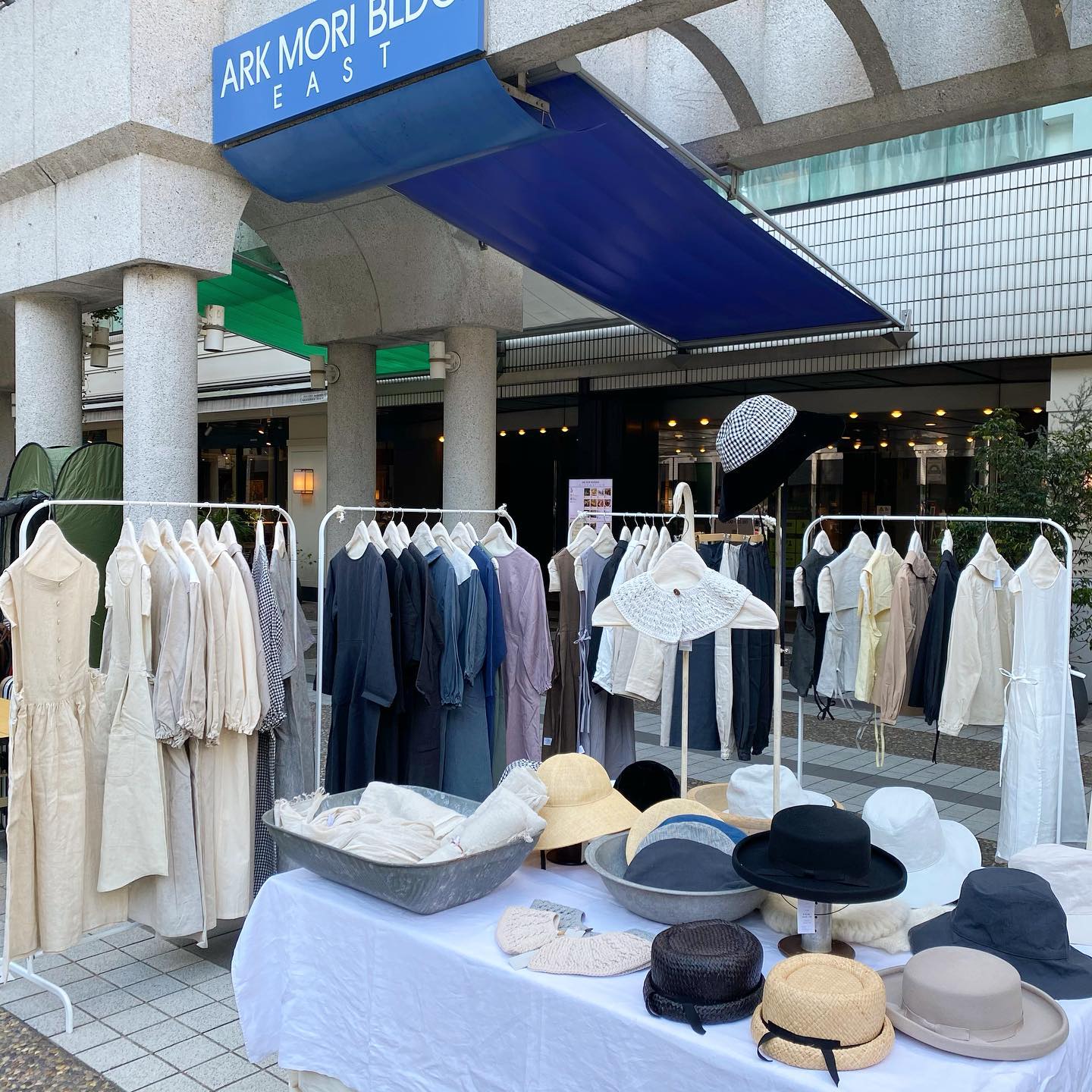 今日はあたたかなお天気に恵まれて嬉しいです・今月も赤坂蚤の市どうぞ宜しくお願いします・季節にあわせた帽子と洋服をお持ちしました・お似合いになられるものと出会えるお手伝いをさせていただきますのでお声がけくださいね・赤坂蚤の市　@akasaka.nominoichi2014 ・11:00から16:00までお待ちいます・川越の店舗はお休みです・・どうぞ宜しくお願いします・・・