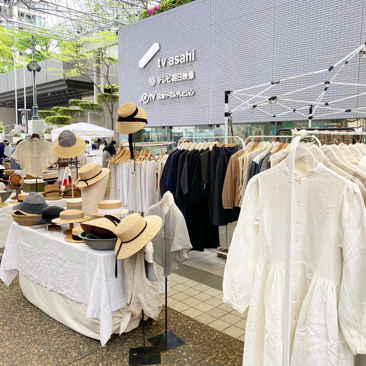 本日は赤坂蚤の市に出店します今日も元気に出店させていただける事に感謝してお客様との出会いを楽しみたいと思います春夏帽子はこれからのお出掛けに必需品の本格的なシーズンです帽子好きな方は今年のお気に入りを探していただいたり、帽子を普段あまり被らない方もお似合いになられるものを見させていただきますのでお声がけくださいねそれでは11:00から17:00までお待ちしております@akasaka.nominoichi2014