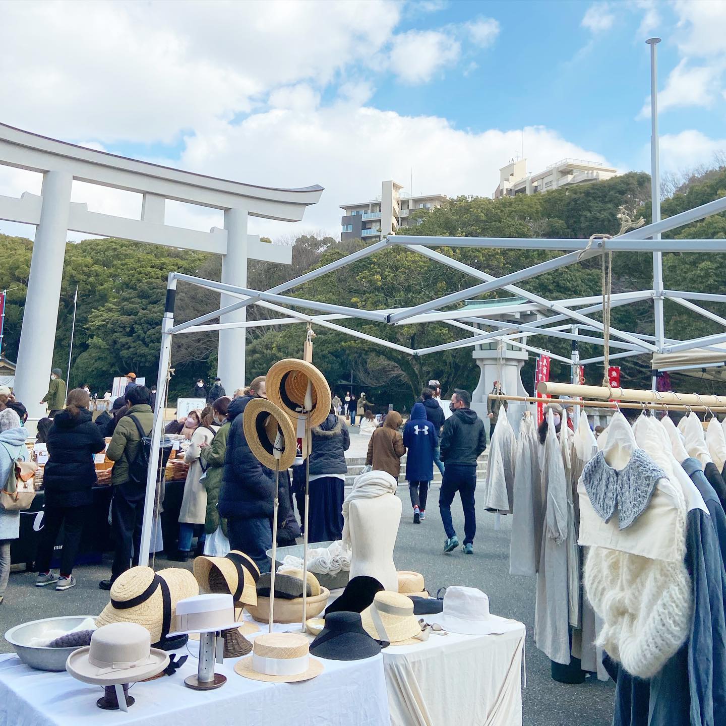 護国神社　蚤の市今年の2月に初出展させていただきました福岡　護国神社　蚤の市たくさんの九州の皆様にKIKONOの帽子や洋服を紹介させていただくことが出来ましたそしていよいよ今週末開催の福岡 護国神社　蚤の市出店、いたしますフェリーに乗って出会いにわくわくしながら福岡に向かいますこれから本格的に暑くなる帽子のシーズンに向けて春夏帽子を急ピッチでご用意できました洋服も定番から新作含めご紹介させていただきます是非、福岡の皆様、九州の皆様、KIKONOの帽子や洋服をお手に取ってみてくださいませ第41回　護国神社　蚤の市2022年5月21日(土)、22日(日)9:00 - 16:00場所 : 福岡縣護国神社　参道@gokoku_dpart 写真は前回2月の時のものです。前回は雨と風の中でしたが、今回は天気も良さそうですので気持ちの良い2日間が過ごせそうです。皆さま、お待ちしております#護国神社蚤の市 #護国神社 #福岡#蚤の市 #gokoku