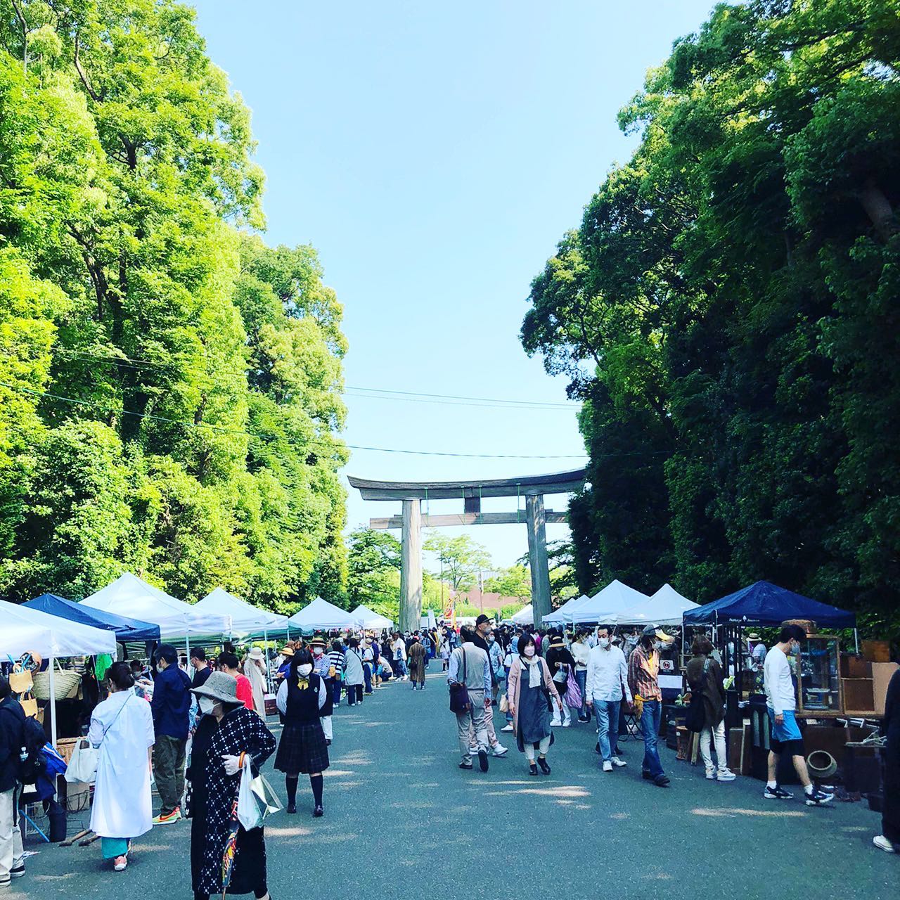 福岡護国神社　蚤の市@gokoku_dpart 今日と明日の2日間出店いたします21(土)22(日)今回に合わせて帽子と洋服各種豊富にご用意できましたのでお似合いになられるものとの出会いをお楽しみいただければと思います是非たくさん試してみてください場所は参道中央付近の38番ブースですお支払いはクレジットカードとPayPayもご利用いただけますお天気も2日間良さそうです護国神社の清々しい空気と蚤の市を楽しみに、皆様のお越しをお待ちしております#gokoku #福岡護国神社蚤の市 #護国神社蚤の市