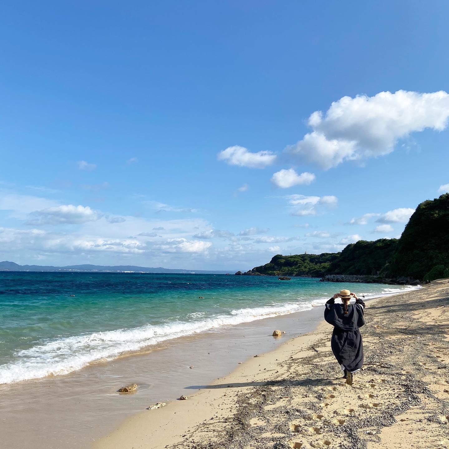 今週末ははじめての沖縄出張出店ですどんな出会いが待っているのかわくわくしながら準備をしています沖縄の景色を思い浮かべて帽子と洋服達を詰め込みました場所は那覇市にて服、喫茶、暮らしの道具を扱っていらっしゃるmärchさんです　@march_okinawa 6/10(金)から13(日)の4日間、popup スペースにて展開させていただきます帽子と洋服のアトリエ展6月10日（金）- 13日（月）11:00〜19:00märch沖縄県那覇市安里82-1今年の2月、ご縁をいただきはじめて伺いました。たくさんのお客様で賑わっているmärchさん。沖縄の方々がmärchさんに訪れては素敵な空間やご紹介される素晴らしい品々を手に取り心豊かに暮らしていらっしゃのだなと感じました。今回の企画展、全日、在店いたしますのでお似合いになられる帽子のご提案やお気に入りの洋服を見つけるお手伝いをさせていただけたら嬉しいです是非、この機会に沖縄のお客様にお会いできます事楽しみにお待ちしております！