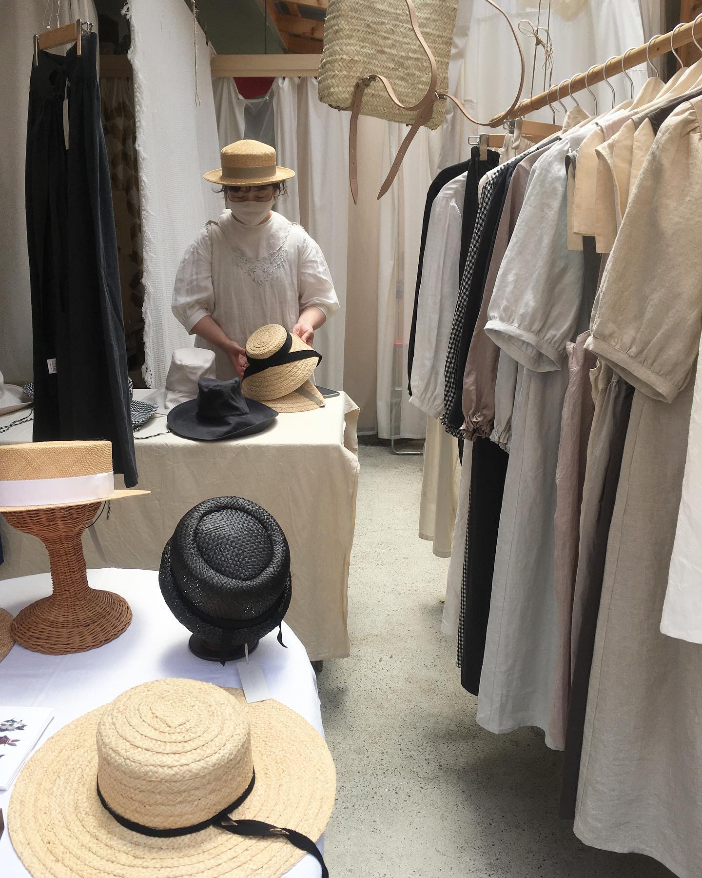 yadorigi 出張出店in katakana自由が丘店さん@yadorigi8 @katakana_jiyugaoka 本日最終日です今日は梅雨の晴れまマルシェ日和のいい天気で気持ちいいです夏本番前にお気に入りの帽子や洋服を選びに是非お待ちしています