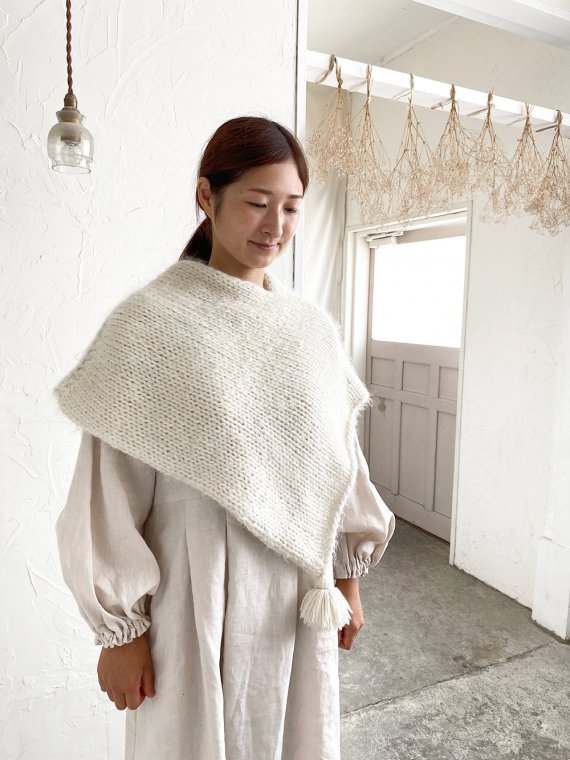 s3_C35_knitponcho_wh_02