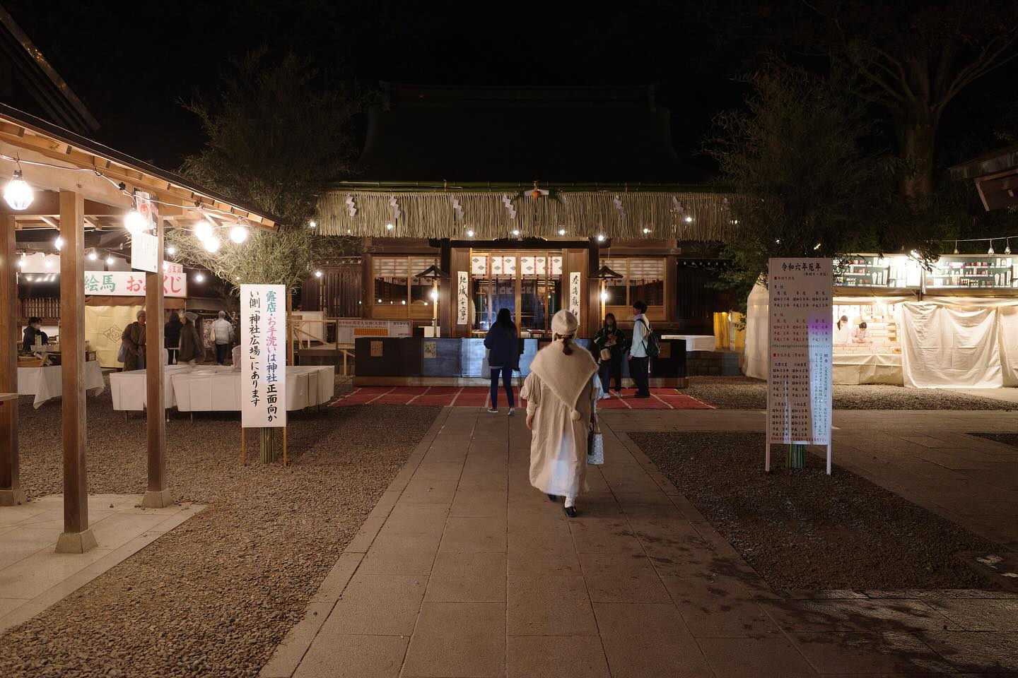 いよいよ今年も残すところ後わずか最後のご挨拶に近所の氷川神社へお参りに行きました。今年印象的だったのは会う人みんなに「いろんなところに行ってるね」と声をかけてもらう程、関東、関西、九州、台湾、タイなど駆け回りました。台湾の夜や街の賑わい、沖縄の爽やかな風、森ノ市やISLANDでの感動、奄美の青い海、yadorigiメンバと楽しかった京都、福岡の賑やかな屋台、香港で過ごした楽しい時間、仲間たちと回った台南、タイのナイトマーケットのバンド演奏、こぞら荘の皆様との台湾の旅、大阪のたこ焼きの味、東京蚤の市の最高の賑わい・・書ききれないほど他にもたくさんの良き瞬間があり、思い返すとなんて幸せなんだろうと感じます。KIKONOの活動を通してひとつの場所でまた次の出逢いが生まれていく事がとてもありがたくエネルギー源となっています色々な場所で出会った方達が、帽子や洋服を被ったり袖を通していただき喜んでいただくお姿に私たちは毎回元気をいただきました。ありがとございました。そして、11月のKODAWARIのいとは今年は特別でLA RUEさんと日月さんのご協力のもと台湾の皆様に出店していただいたことは忘れられません。初めて一緒に作り上げた日台交流のイベント、反省点を見直して来年も続けていきたいと思います。ご出展いただいた皆様、ご協力いただいた皆様ありがとうございました。今年は10周年の年でもありました。お店をスタートさせた当初10年続ける事を一つの目標にしていました　その頃には想像もしないような景色が広がっていて、本当におかげさまでたくさんのことを経験させていただきました。来年もわくわくする事や冒険が好きなKIKONOは今ある場所や人の繋がりに感謝しながら新しい挑戦をしていきます。全国各地、そしてアジア各地で皆様にお会いできることを楽しみにしています！